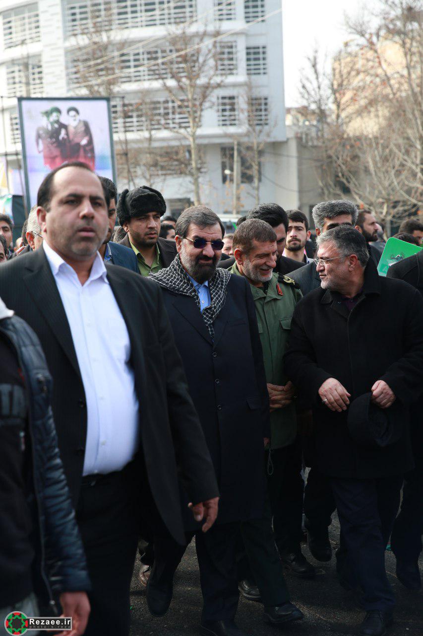 گزارش تصویری حضور دکتر محسن رضایی در راهپیمایی ٢٢ بهمن (کرج ١٣٩٥)