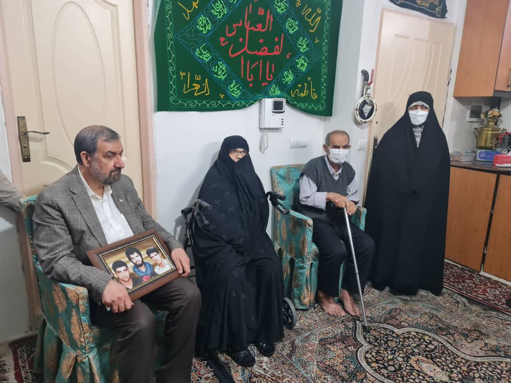 دیدار دکتر رضایی با خانواده شهیدان قربانی دستجردی در آخرین شب سال