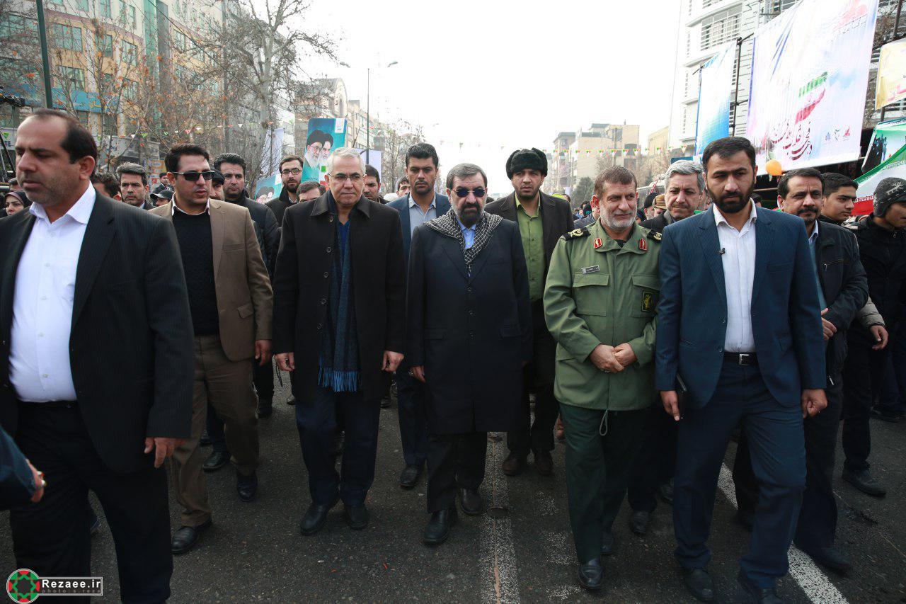 گزارش تصویری حضور دکتر محسن رضایی در راهپیمایی ٢٢ بهمن (کرج ١٣٩٥)