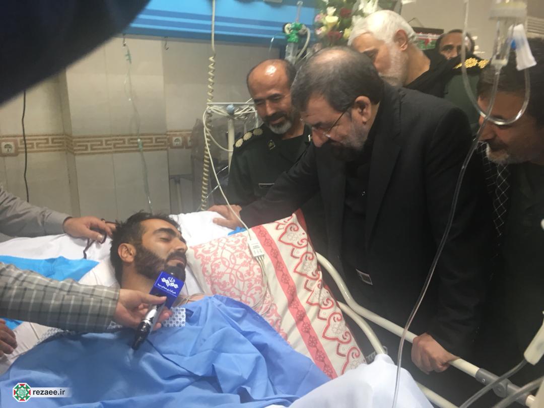 گزارش تصویری عیادت دکتر محسن رضایی از حادثه دیدگان حمله تروریستی اهواز