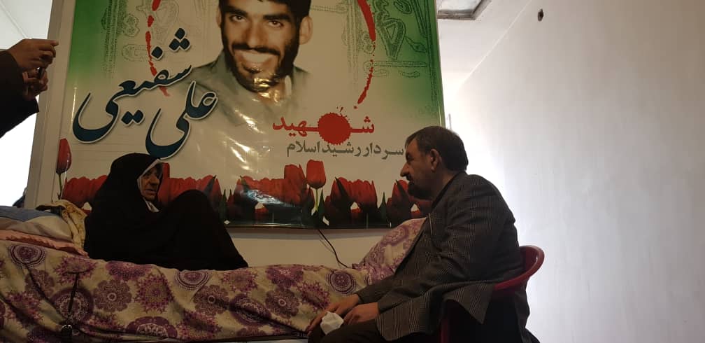 دکتر رضایی به زیارت مراز شهید سلیمانی و دیدار دو خانواده شهید کرمان رفت