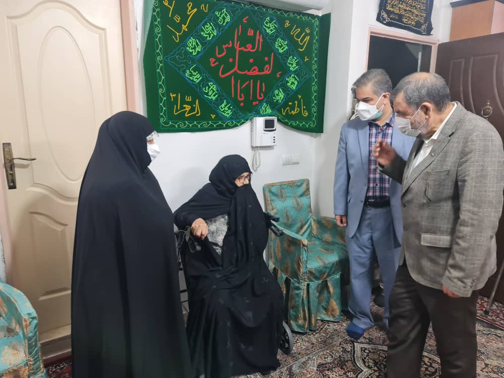 دیدار دکتر رضایی با خانواده شهیدان قربانی دستجردی در آخرین شب سال